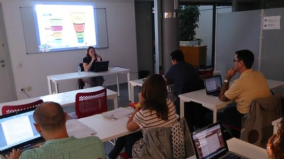 Perspectiva de la sala de formació durant un moment del curs