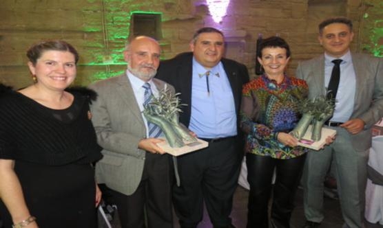 El president del CPC Lleida -al mig- amb els premiats. 