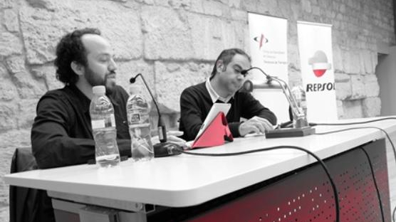 Esteve Giralt i Toni Clapés, durant la xerrada. Foto: Laura Casadevall