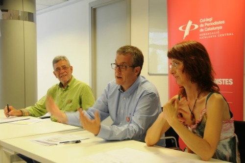 Gonçal Mazcuñán i Enric Badia (al centre), del Col·legi de Periodistes, i Gemma Puig, d'El Galliner