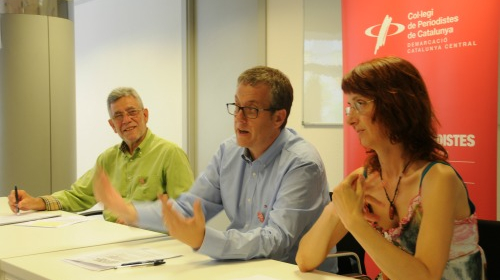 Gonçal Mazcuñán i Enric Badia (al centre), del Col·legi de Periodistes, i Gemma Puig, d'El Galliner