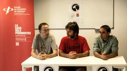 Presentació del Concurs d´Humor Gràfic en Drets Laborals a Manresa a càrrec d'Ermengol Gassiot (al centre), Francesc Sol (a la dreta) i Moisès Rial.