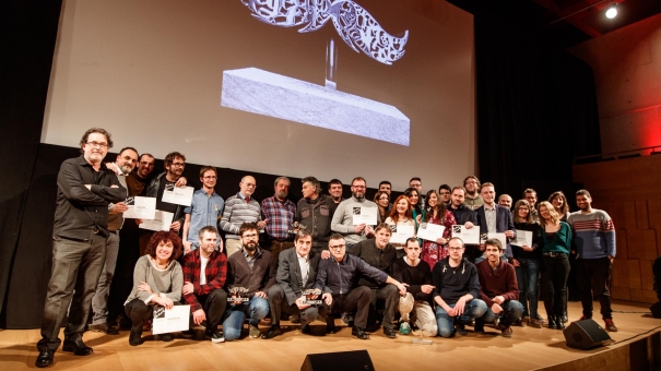 Foto de família dels guanyadors i els finalistes dels Premis Carles Rahola.