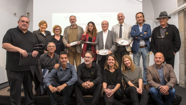 Els guanyadors de les Mosques amb la Junta de Girona i la degana del Col·legi.