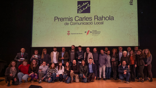 Foto de grup dels guanyadors i els finalistes dels X Premis Carles Rahola de Comunicació Local. 