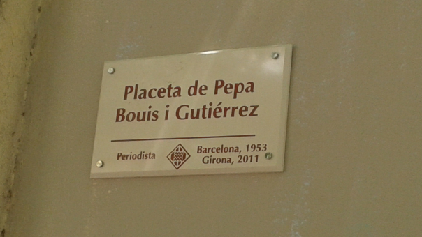 La placa de la plaça dedicada a la Pepa Bouis. 