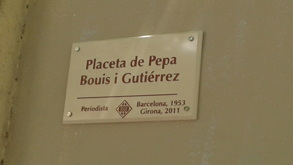 La placa de la plaça dedicada a la Pepa Bouis. 