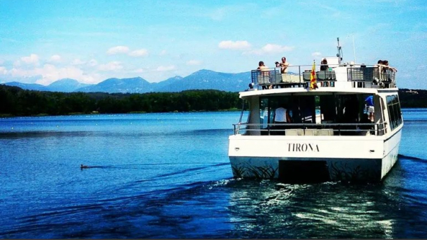 La Tirona és un catamarà elèctric no contaminant.