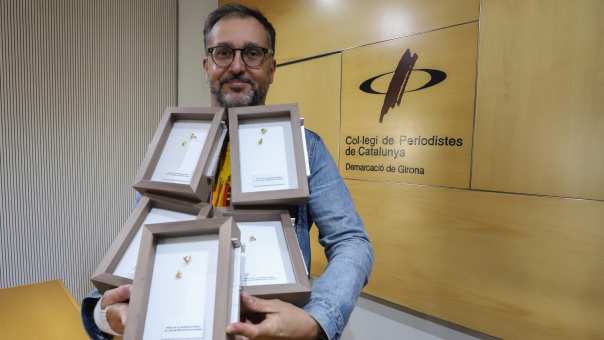 Jordi Mitjà, amb les Mosques que ha creat.