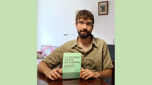 Eloi Camps, amb el seu llibre sobre la premsa veïnal. 