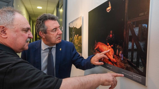 Grau i Noguer observen la foto guanyadora. 