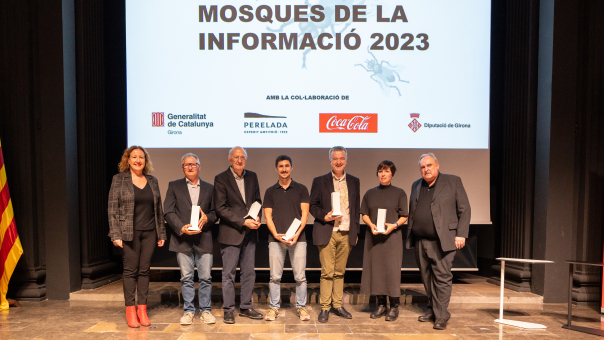 Foto de família dels guanyadors de les Mosques 2023, amb la vicedegana i el president de la Junta de Girona.
