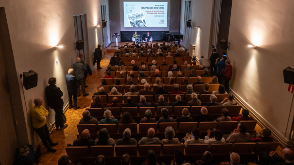 L'aula magna de la Casa de Cultura s'ha omplert a vessar per sentir a Vicent Partal.