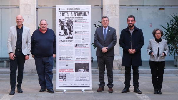 Quim Salvi, Jordi Grau, Miquel Noguer, Lluc Salellas i M.Àngels Prat, amb el cartell de la XII Setmana dels Rahola. 