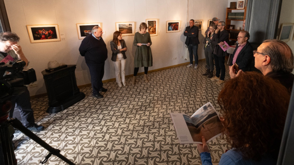 La inauguració de «RaholaFoto2023» a la seu del Col·legi de Periodistes de Girona.