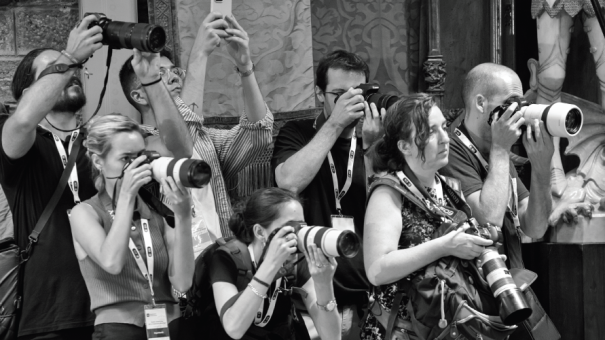 Un grup de fotoperiodistes treballant. 