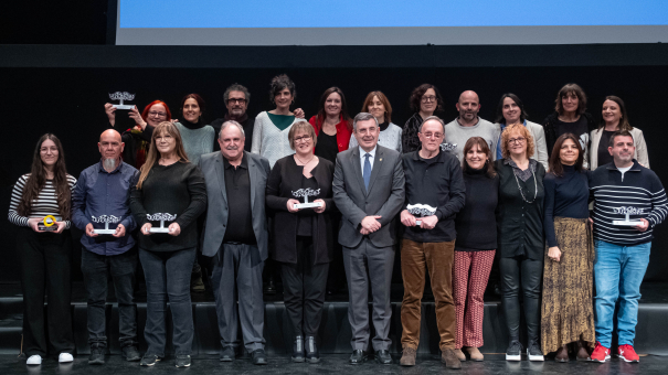 Foto de família dels guanyadors dels XVI Premis Carles Rahola de Comunicació Local.