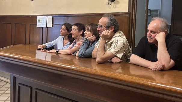 Mar Camps, Tura Soler, Gemma Busquets, Salvador Garcia-Arbós i Jordi Grau, al bar del Casino de Girona.