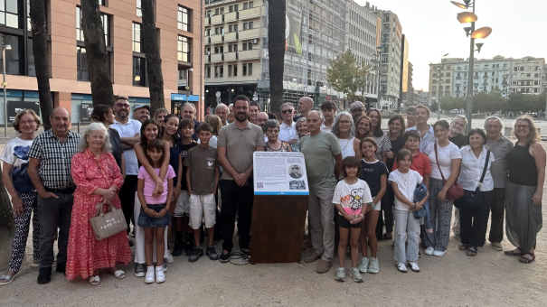 Foto de família dels assistents a l'homenatge a Dàrius Rahola i Llorens. 