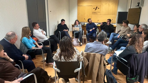 La trobada va tenir lloc a la sala Miquel Diumé del Col·legi de Periodistes de Girona. 