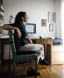 La freelance Eva Millet a casa seva (Foto: Sergio Ruiz)