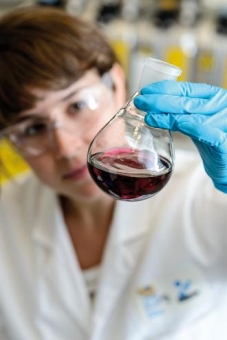 Una investigadora de l'Institut de Recerca Biomèdica de Barcelona. Foto: Sergio Ruiz