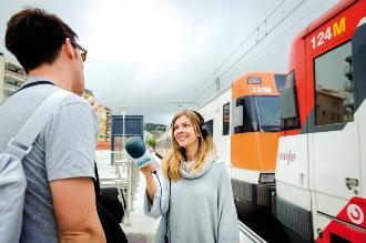 Una periodista de Ràdio Arenys durant una entrevista. Foto: Vicente Pruna