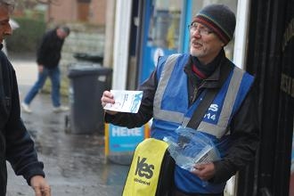 Un voluntari de la campanya pel Si. Foto: Oriol Gracià