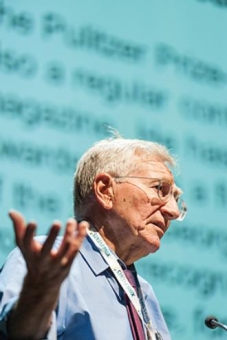 Seymour Hersh durant la seva conferència a Barcelona. Foto: Vicente Pruna