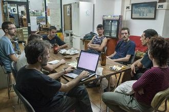 Una assemblea de LaTele, amb seu a Gràcia. Foto Dani Codina