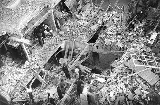 Efectes del bombardeig a la Barceloneta (Archivo General de la Administración). © Gabriela Torrents