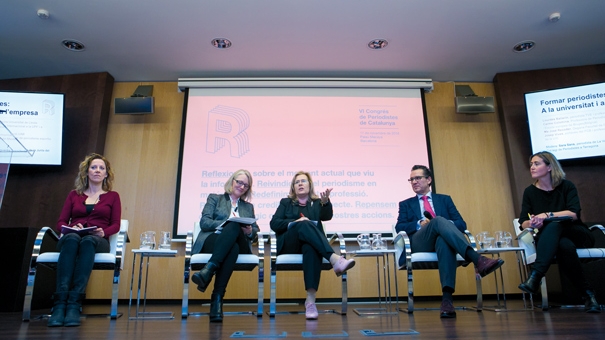 D'esquerra a dreta: Lourdes Ballarín, Carme Colomina, Maria José Recoder, Joan Vives i Sara Sans. 
