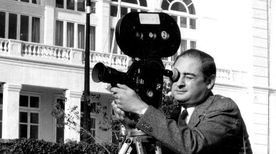 Joan Martí amb la seva càmera Paillard-Bolex H16 filmant en els exteriors de Miramar (Arxiu Joan Martí)