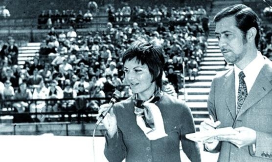 La periodista Maribel Álvarez, retransmetent un acte en directe, l'any 1971.