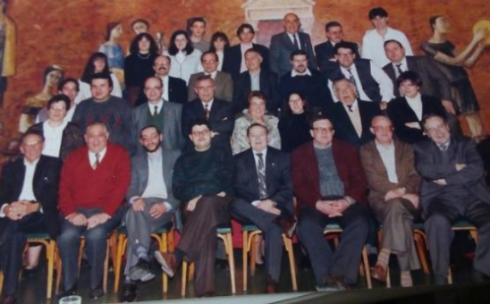 Català (amb corbata al centre de la primera fila) amb l'equip de La Veu de l'Anoia el 1994. (Foto: Veu de l'Anoia)