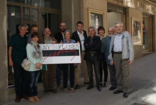 Membres de la Comissió Any Planes davant del núm. 27 del carrrer de la Canal, de Manresa, on va néixer el periodista.