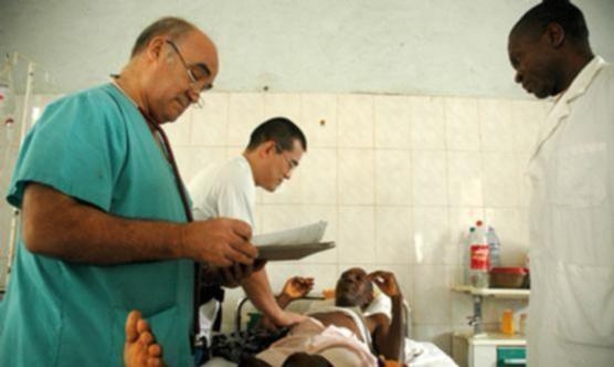A l'esquerra, Manuel García Viejo, metge espanyol que va morir després d'infectar-se d'ebola. Foto: Jordi Rovira