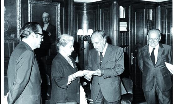 María Luz Morales rep el premi Godó del 1973 de la mà de Carlos Godó  Valls, segon comte de Godó. Foto: Pérez de  Rozas /  Arxiu  La Vanguardia