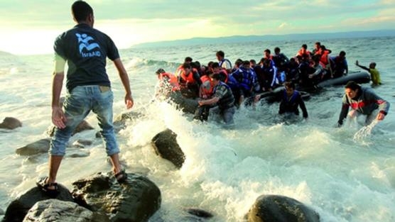  Refugiats sirians arriben a l’illa grega de Lesbos davant la mirada d’un membre de l’ONG IsraAid. Foto:  Lior Sperandeo /  IsraAid
