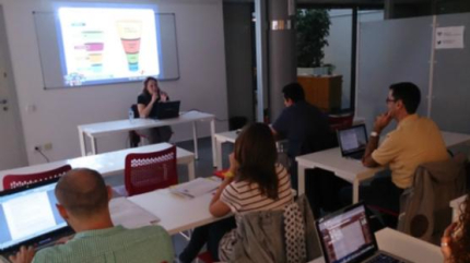 Perspectiva de la sala de formació durant un moment del curs