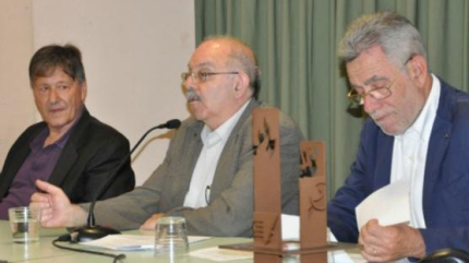 El premiat (a l'esquerra) acompanyat de Joan Badia i Gonçal Mazcuñán