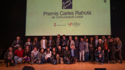 Foto de grup dels guanyadors i els finalistes dels X Premis Carles Rahola de Comunicació Local. 