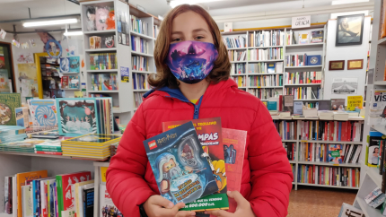 En Joel Piquer, amb els llibres que va elegir a la llibreria 22.