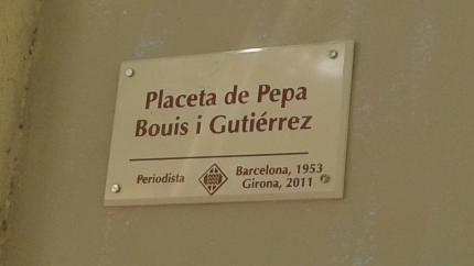 La placa de la plaça dedicada a la Pepa Bouis. 
