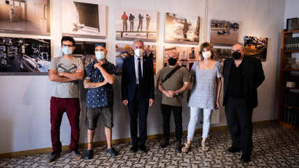 Albert Piñeira i Jordi Grau amb alguns dels fotoperiodistes que participen a la mostra.