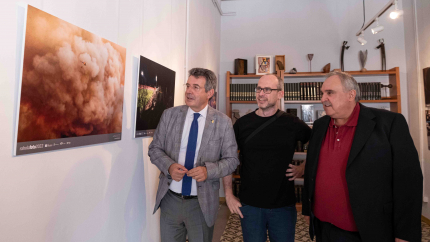 Miquel Noguer, David Borrat i Jordi Grau, mirant la foto guanyadora. 