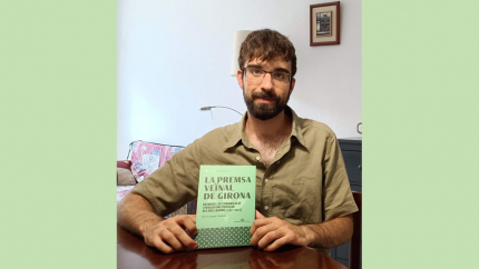 Eloi Camps, amb el seu llibre sobre la premsa veïnal. 