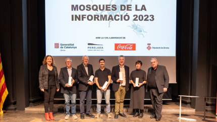 Foto de família dels guanyadors de les Mosques 2023, amb la vicedegana i el president de la Junta de Girona.