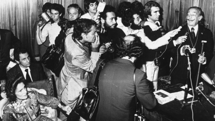 Salvador Dalí i els periodistes protagonitzen una taula rodona a Figueres.