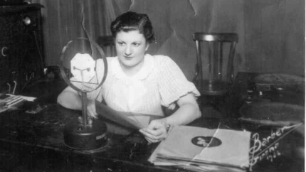 La locutora Maria Lluïsa Figa llegia els comunicats de la guerra civil amb el micròfon que s'ha donat al Museu d'Història.
